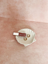 Load image into Gallery viewer, White Ceramic Shell Dish