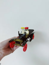 Load image into Gallery viewer, Vintage 1950s Couple in Car Shaker Set