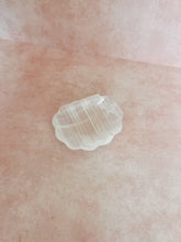 Load image into Gallery viewer, White Onyx Shell Dish