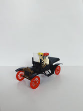 Load image into Gallery viewer, Vintage 1950s Couple in Car Shaker Set