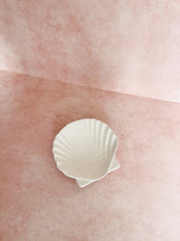 Load image into Gallery viewer, White Ceramic Shell Dish