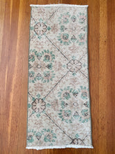 Load image into Gallery viewer, Pastel Floral Runnger