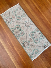 Load image into Gallery viewer, Pastel Floral Runnger