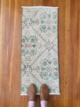 Load image into Gallery viewer, Pastel Floral Runnger