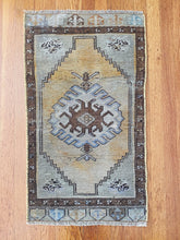 Load image into Gallery viewer, Brown and Green Rug