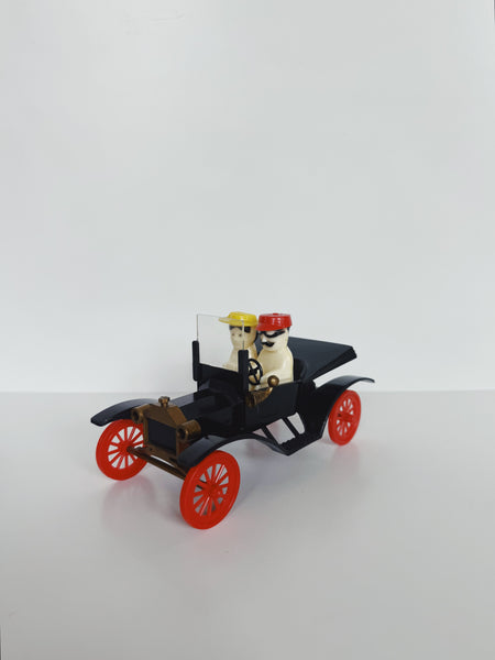 Vintage 1950s Couple in Car Shaker Set